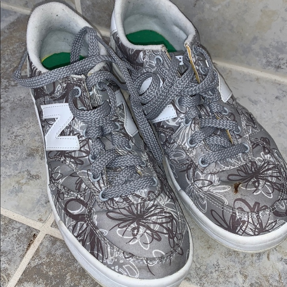 New Balance Sneakers Size 8.5 EUC Fit like a 9!